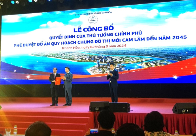 Phó Thủ Tướng Trần Hồng Hà Trao Quyết định phê duyệt đồ án Đô thi mới Cam Lâm cho Chủ tịch tỉnh Nguyễn Tấn Tuân