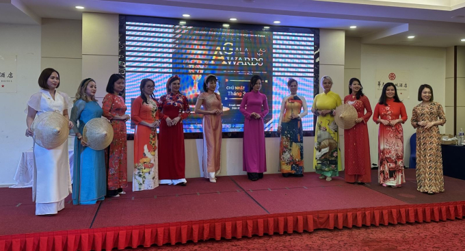 Màn trình diễn trang phục cung đình và áo dài truyền thống do chính các hội viên AEEV thể hiện tại Gala & Award 2024 đã góp phần tôn vinh thêm vẻ đẹp của những nữ doanh nhân Việt Nam thành công tại Pháp. Ảnh: Ngọc Hiệp/TTXVN