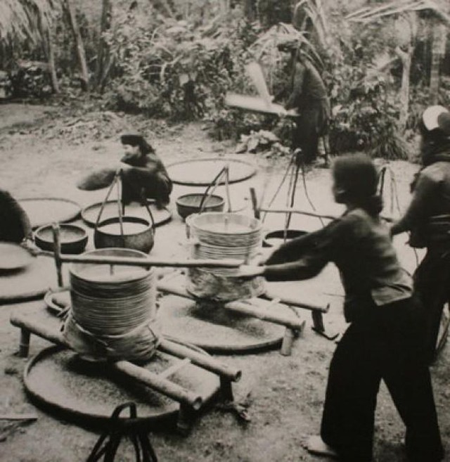 Phụ nữ khắp các địa phương hăng say lao động để gửi gạo vào chiến trường