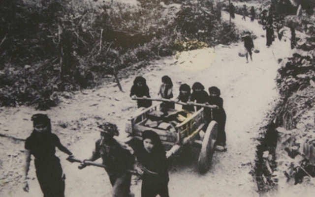Phụ nữ các dân tộc tham gia dân công cùng bộ đội công binh làm đường từ Tuần Giáo vào Điện Biên Phủ
