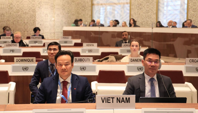 Đại sứ Mai Phan Dũng cùng phái đoàn Việt Nam. Ảnh: Anh Hiển/TTXVN