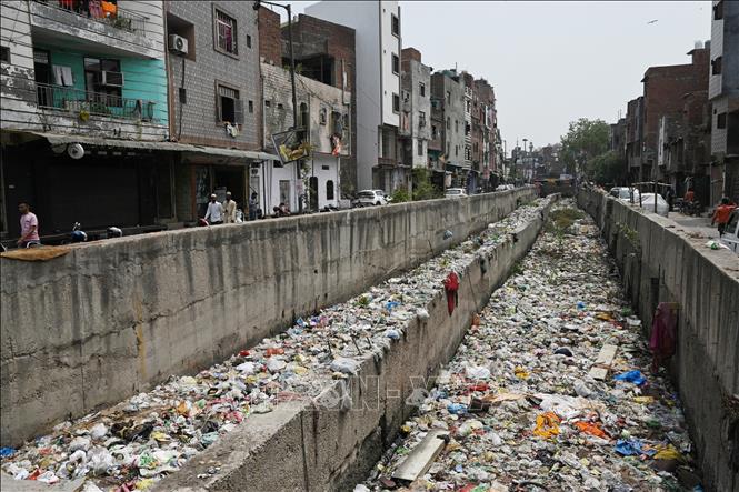 Một con kênh chứa đầy rác thải tại khu vực Seelampur ở New Delhi, Ấn Độ, ngày 26/4/2023. Ảnh minh họa: AFP/TTXVN