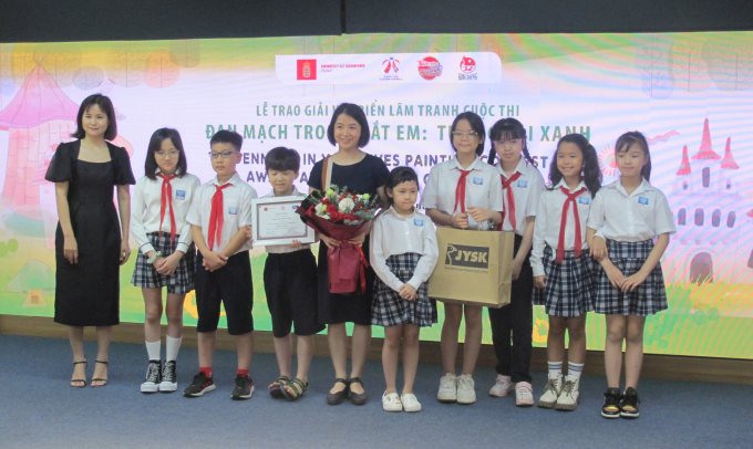 Đại diện giáo viên và học sinh Trường Tiểu học Nguyễn Siêu (Hà Nội) là một trong 3 đơn vị được nhận giải Tập thể cuộc thi “Đan Mạch trong mắt em” năm 2023