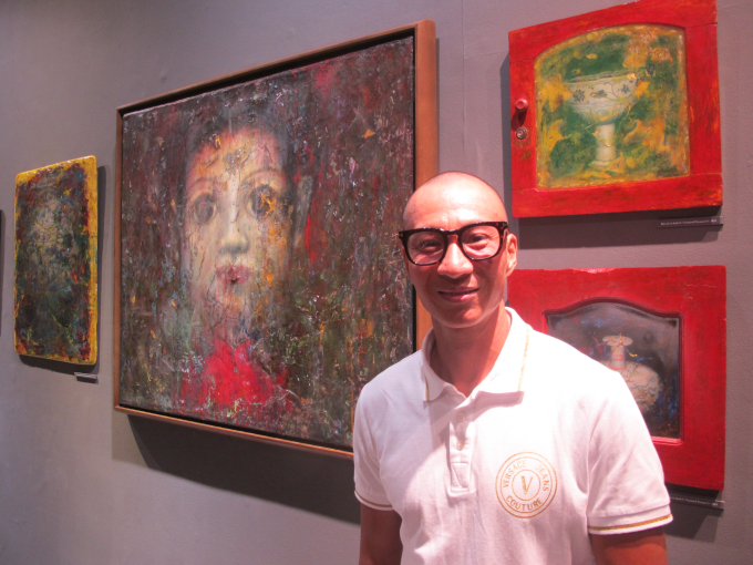 Họa sĩ Lưu Tuyền bên các tác phẩm tại triển lãm “Mây qua vùng ký ức”. Ảnh: L.Q.V