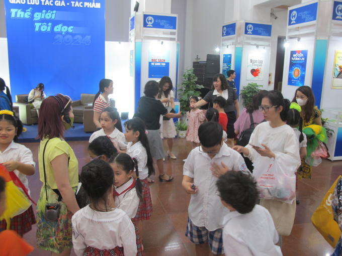Giáo viên và học sinh nhiều trường ở Hà Nội thăm quan triển lãm. Ảnh: L.Q.V