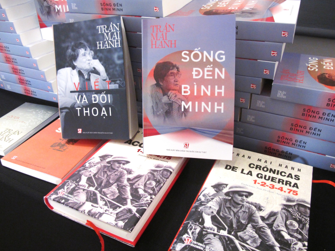 Một số tác phẩm của nhà văn Trần Mai Hạnh đã được xuất bản, trong đó mới nhất là cuốn “Sống đến bình minh”. Ảnh: L.Q.V
