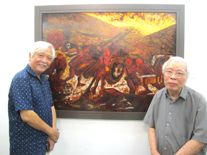 Họa sĩ Cao Trọng Thiềm (bên phải) và nhà sử học Dương Trung Quốc bên tác phẩm sơn mài “Điện Biên năm ấy” của Cao Trọng Thiềm. Ảnh: L.Q.V