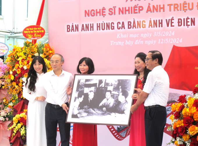   Đại diện gia đình cố nghệ sĩ nhiếp ảnh Triệu Đại tặng ảnh cho Bảo tàng Phụ nữ VN. Ảnh: L.Q.V   