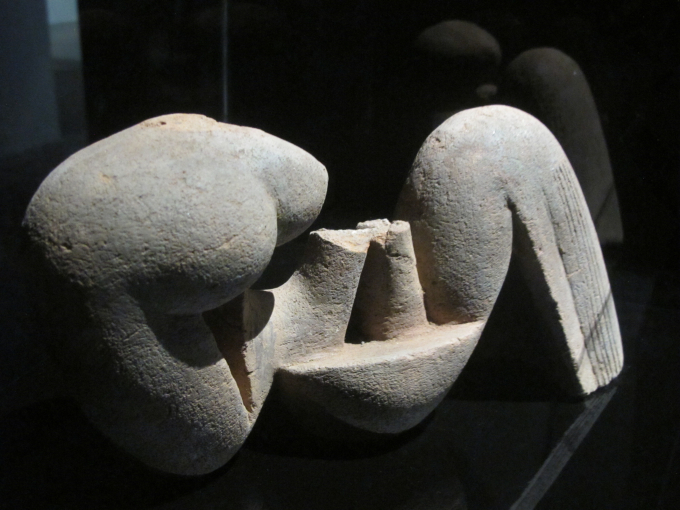 Tác phẩm “Mẹ đất” (đất nung) của nhà điêu khắc Lê Công Thành mang đậm tính phồn thực và tính duy mỹ. Ảnh: L.Q.V