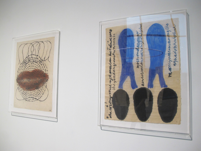 Các tác phẩm “Thiền” (bên trái) và “Không đề” (mực và màu nước, trên giấy dó) của họa sĩ Nguyễn Quang Huy. Ảnh: L.Q.V