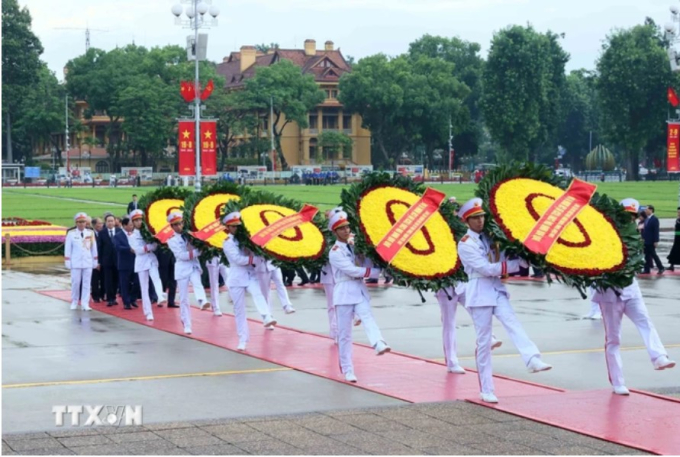 Các đồng chí lãnh đạo, nguyên lãnh đạo Đảng, Nhà nước đặt vòng hoa và vào Lăng viếng Chủ tịch Hồ Chí Minh. (Ảnh: An Đăng/TTXVN)