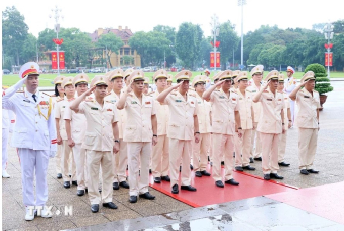 Đoàn đại biểu Đảng uỷ Công an Trung ương-Bộ Công an thành kính tưởng nhớ Chủ tịch Hồ Chí Minh. (Ảnh: An Đăng/TTXVN)