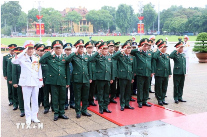 Đoàn đại biểu Quân ủy Trung ương - Bộ Quốc phòng thành kính tưởng nhớ Chủ tịch Hồ Chí Minh. (Ảnh: An Đăng/ TTXVN)