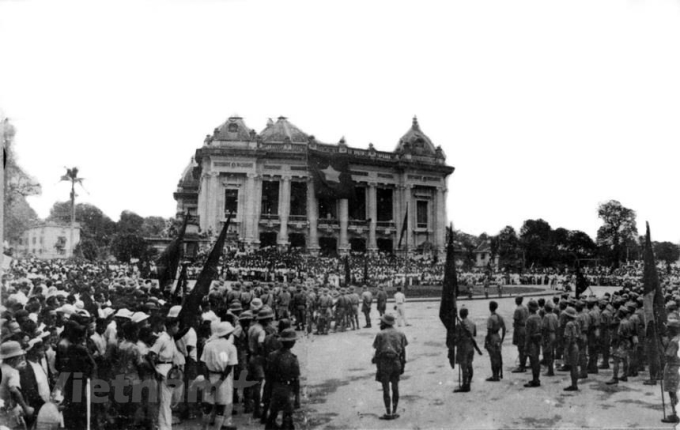 Quảng trường Nhà hát Lớn Hà Nội ngày19/8/1945 truước những ngày Tổng khởi nghĩa (Ảnh tư liệu)