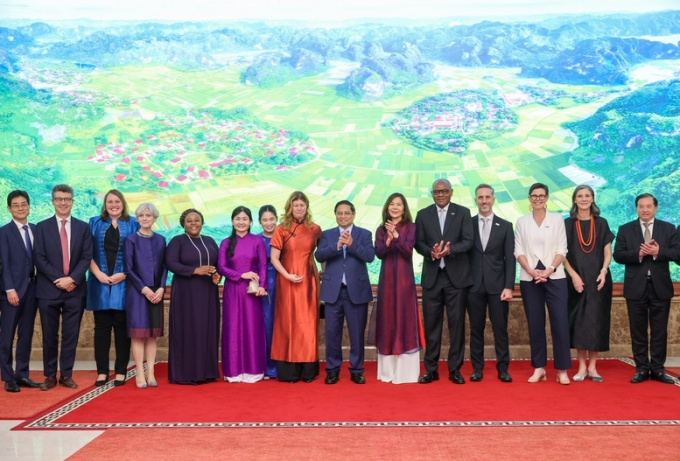 Thủ tướng Phạm Minh Chính cùng bà Pauline Tamesis, Điều phối viên Thường trú và các Trưởng đại diện các tổ chức của LHQ tại Việt Nam 