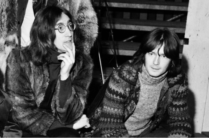 John Lennon (trái) nói với Eric Clapton (phải) rằng anh ngưỡng mộ âm nhạc của Eric Clapton đến mức nào. Ảnh Mirrorpix/Getty Images