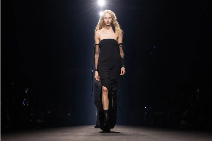 Alex Consani trình diễn bộ sưu tập Xuân-Hè 2024 của Ann Demeulemeester trong khuôn khổ Tuần lễ thời trang Paris vào ngày 30 tháng 9 năm 2023 tại Paris, Pháp. Ảnh: Getty