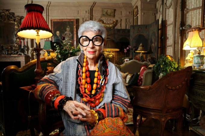 Nhà thiết kế nội thất có ảnh hưởng Iris Apfel , một biểu tượng phong cách đã ký được hợp đồng người mẫu lớn ở tuổi 97, đã qua đời vào ngày 1 tháng 3 ở tuổi 102. Ảnh: Chester Higgins Jr./Thời báo New York/Redux