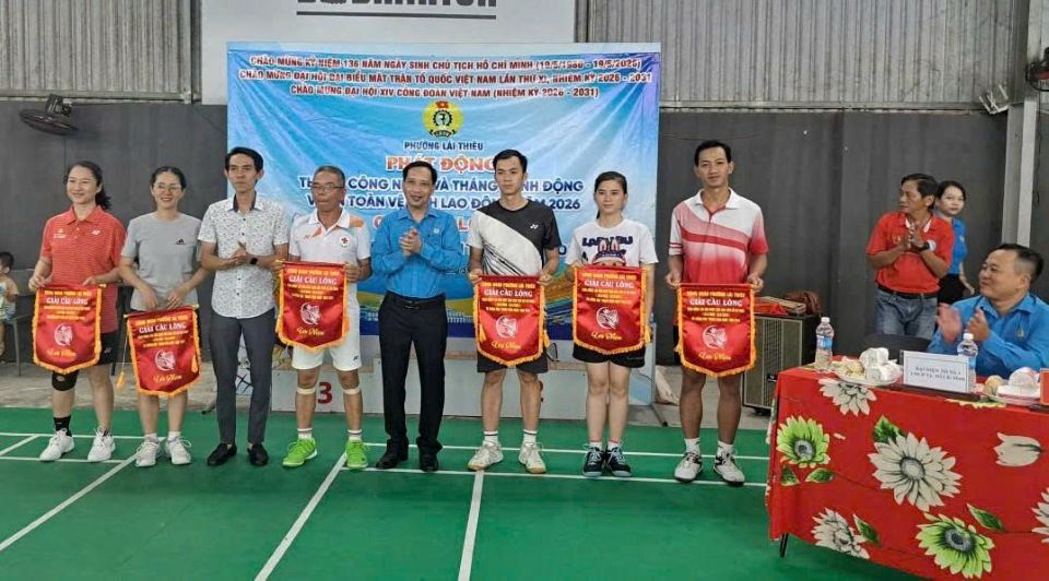 Chủ tịch Công đoàn phường Lái Thiêu trao cờ lưu niệm giải đấu cho các đội.
