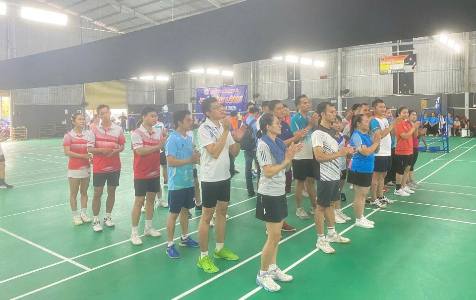 Giải cầu lông công nhân Lái Thiêu: Khỏe để sản xuất an toàn