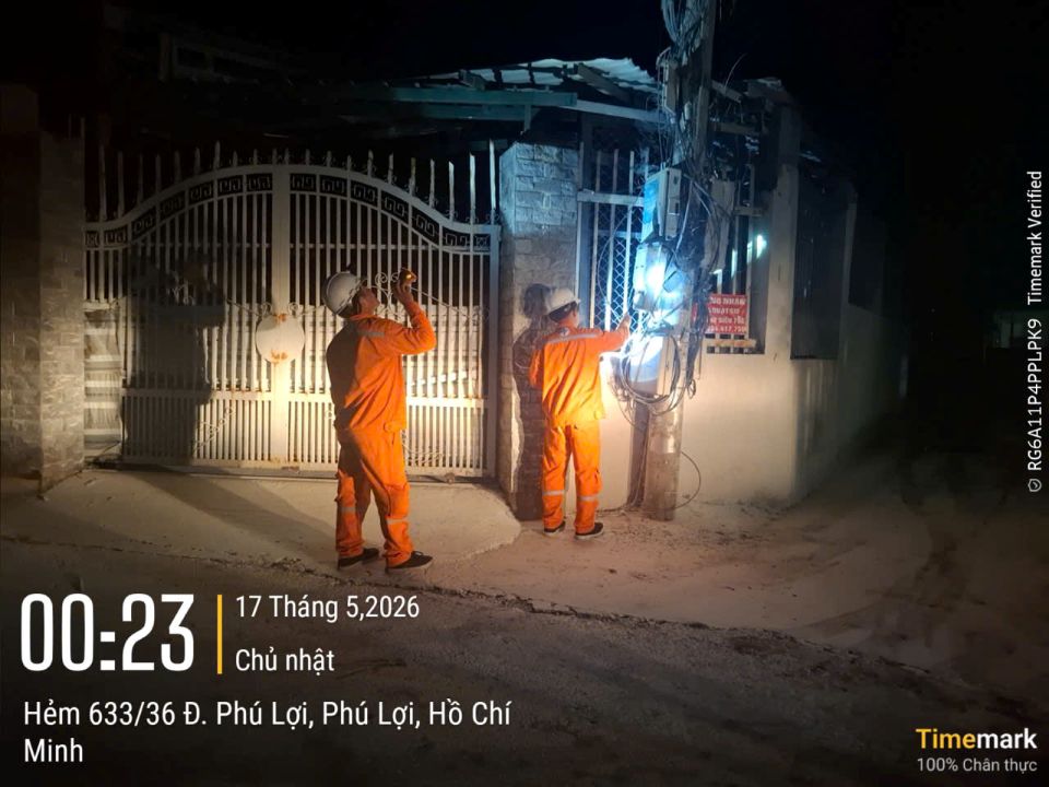 Lực lượng điện lực khắc phục đường dây ngay trong đêm, ngay sau vụ cháy.