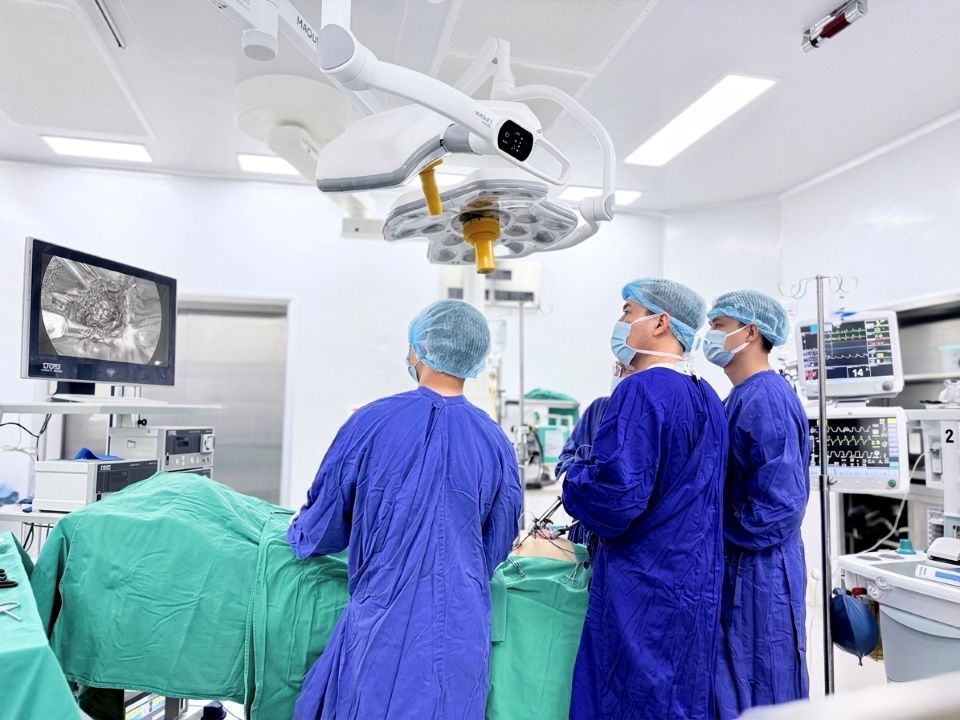 Ê-kíp bác sĩ Bệnh viện Đa khoa Vinmec Hạ Long thực hiện ca phẫu thuật nội soi bóc tách khối u hiếm gặp.