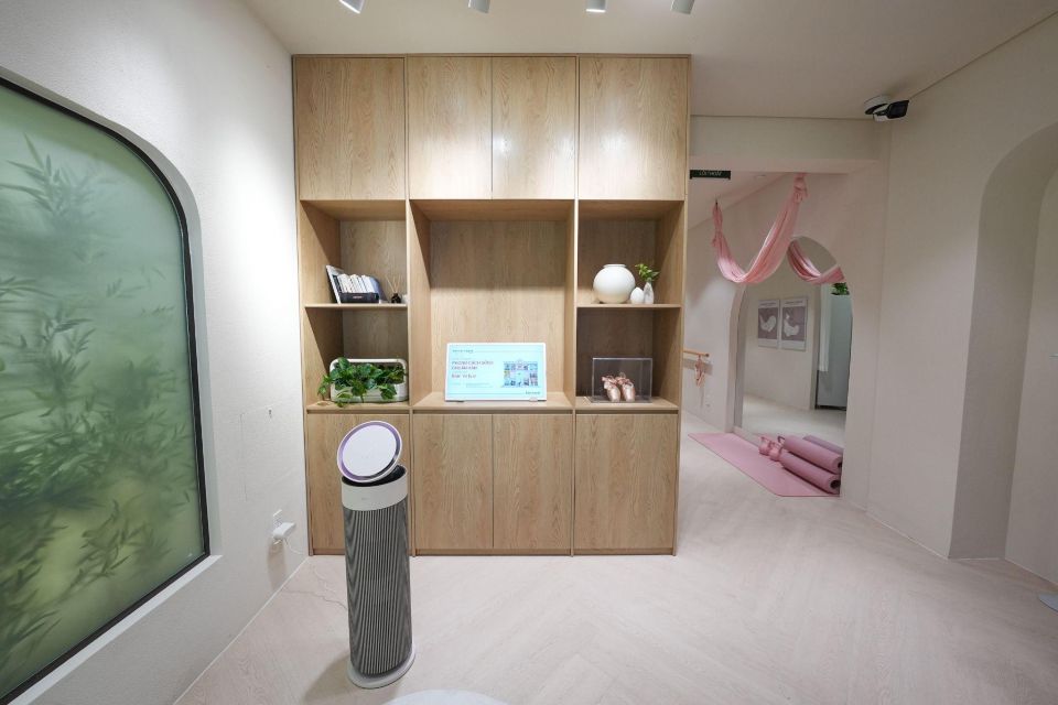 Phòng khách chuẩn Hàn được trang bị điều hòa và máy lọc không khí LG PuriCare AeroBooster kiểm soát chất lượng không khí cho không gian. (Ảnh: LG Electronics)