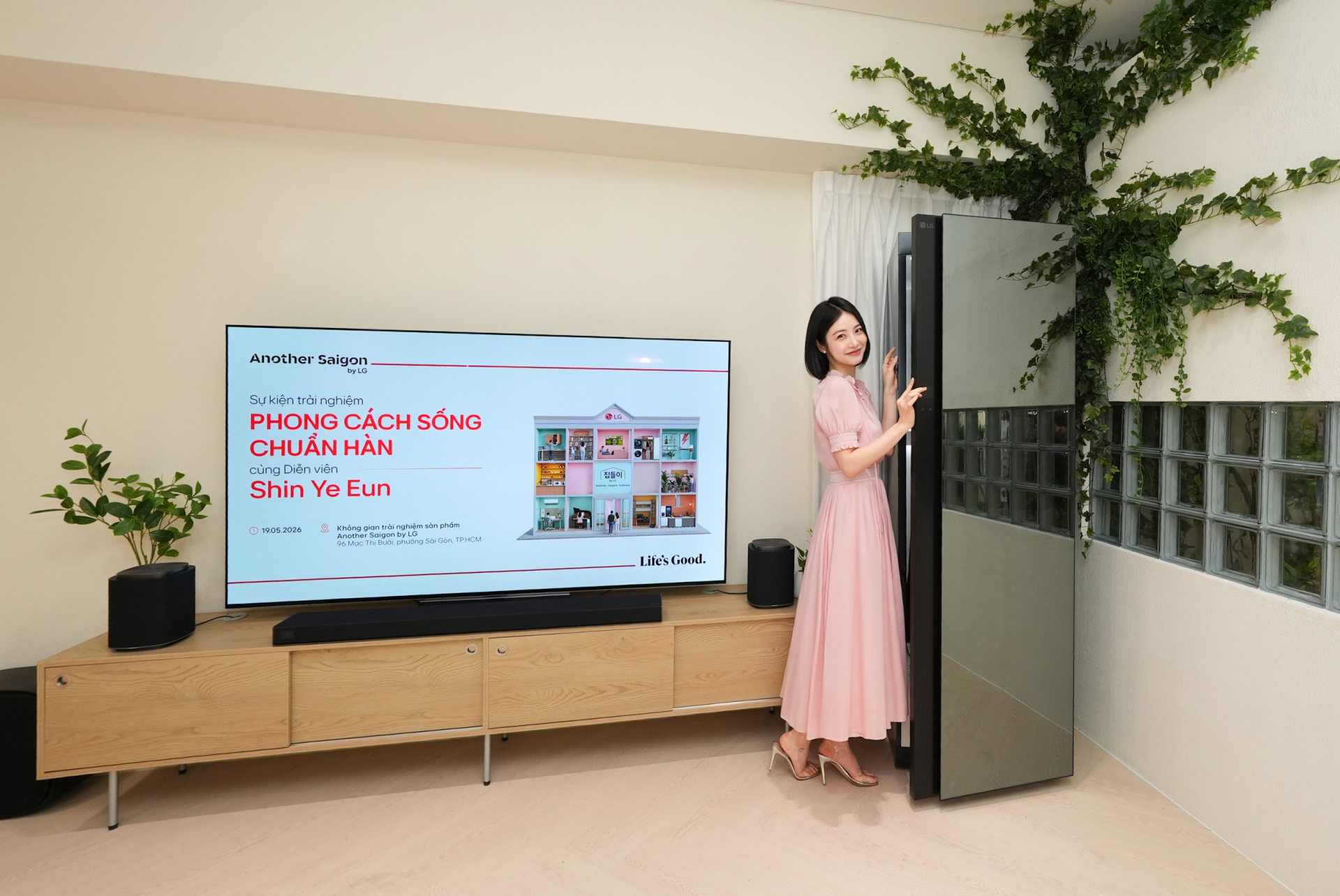 Không gian sống đậm bản sắc cá nhân của Shin Ye Eun, mở ra một thế giới riêng để chăm sóc lắng nghe và chăm sóc bản thân.(Ảnh: LG Electronics)