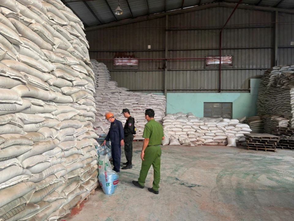 Lực lượng chức năng khám xét trụ sở chính của một công ty chuyên sản xuất phân bón tại Cụm công nghiệp L.H (xã Đức Hòa, tỉnh Tây Ninh). Ảnh: Công an tỉnh Tây Ninh.