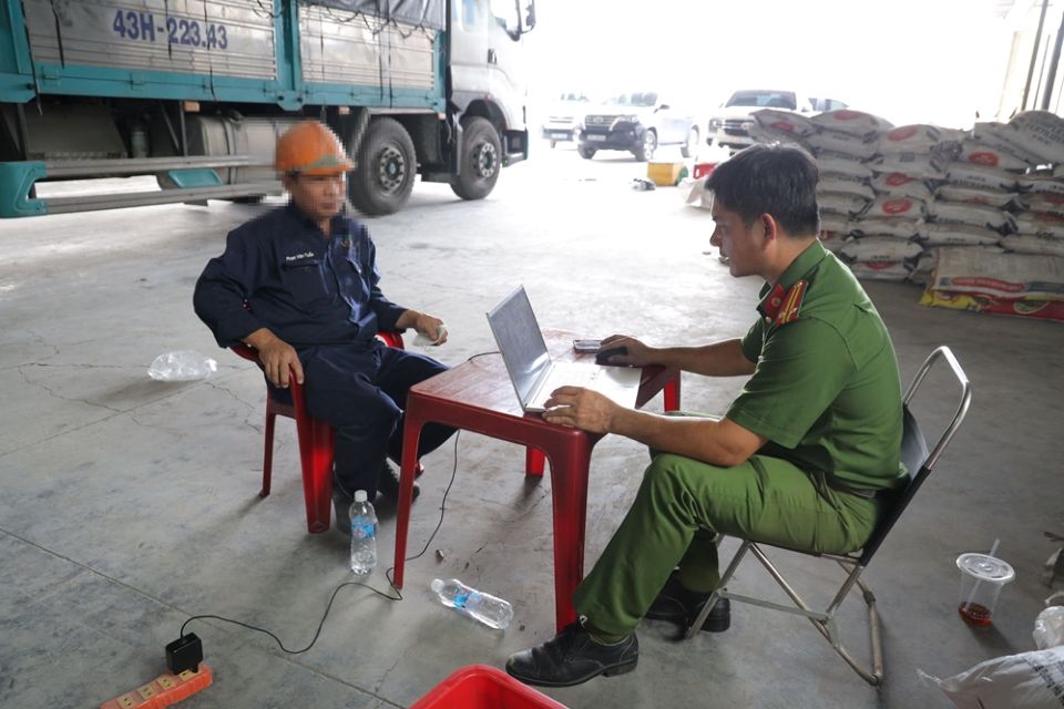 Công an làm việc các đối tượng liên quan. Ảnh: Công an tỉnh Tây Ninh.