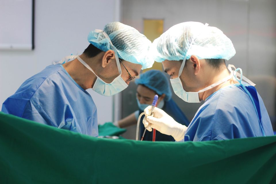 Phẫu thuật nội soi ít xâm lấn tại Vinmec Phú Quốc giúp nâng cao độ chính xác và rút ngắn thời gian hồi phục cho người bệnh.