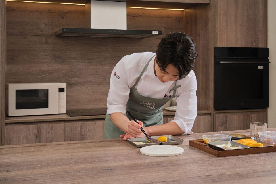 Chef Son Jong-won mang đến trải nghiệm ẩm thực Hàn Quốc đương đại qua món Yakbap xoài và Sujeonggwa hương sả tại Another Saigon by LG. (Ảnh: LG Electronics)