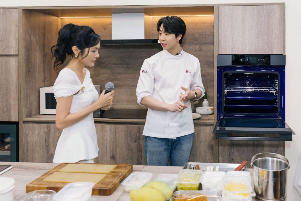 Lò nướng âm tường LG InstaView sở hữu công nghệ ProBake Convection, được Chef Son đánh giá cao nhờ tính năng gõ nhẹ hai lần để kiểm tra thực phẩm. (Ảnh: LG Electronics)