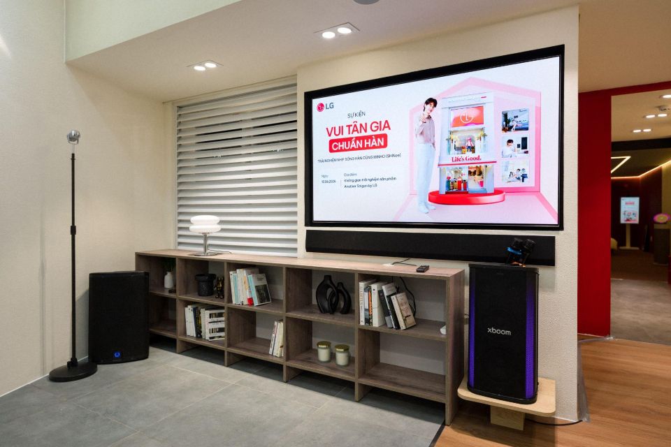 Tâm điểm kết nối của phòng khách là TV LG OLED evo AI G6 và loa LG xboom Stage 501 mang đến trải nghiệm giải trí đỉnh cao. (Ảnh: LG Electronics)