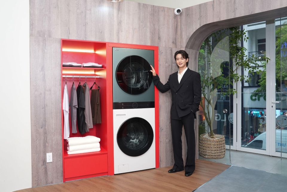 LG WashTower tự động tối ưu chu trình giặt sấy, giúp trang phục của MINHO luôn sạch thơm và được chăm sóc tối ưu. (Ảnh: LG Electronics)