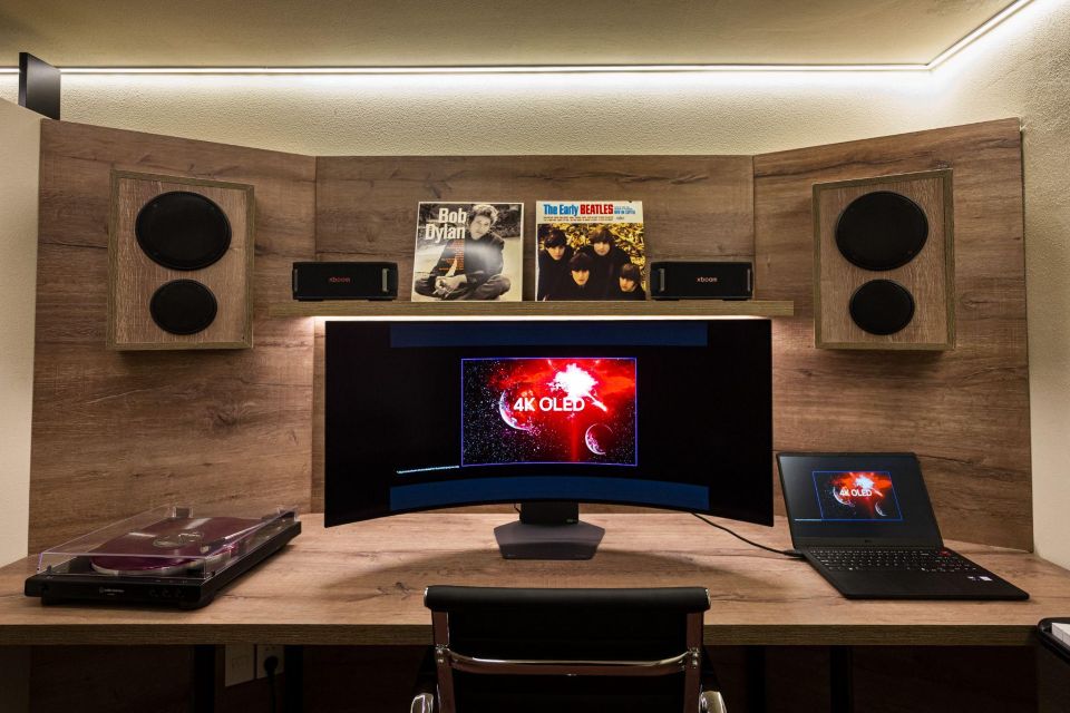Không gian sáng tạo và làm việc của MINHO được nâng tầm với LG UltraGear OLED 5K2K và cảm hứng âm nhạc từ loa LG xboom. (Ảnh: LG Electronics)