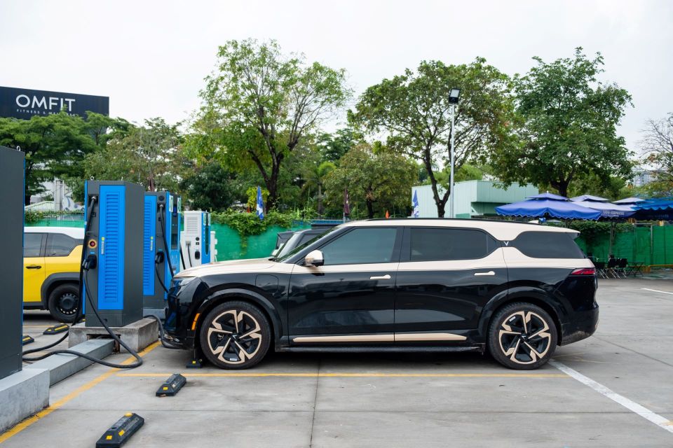 Hơn 400 xưởng dịch vụ, 150.000 cổng sạc, chủ xe VinFast nhận định “xe điện đã tiện hơn xe xăng”