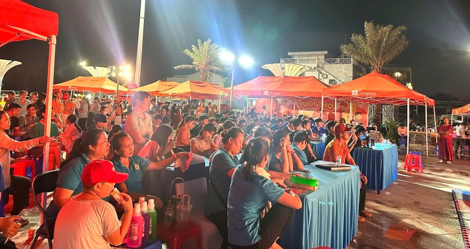Mặc dù thời tiết TP.HCM có mưa nhẹ, hàng trăm đoàn viên, người lao động vẫn đến tham dự Ngày hội 