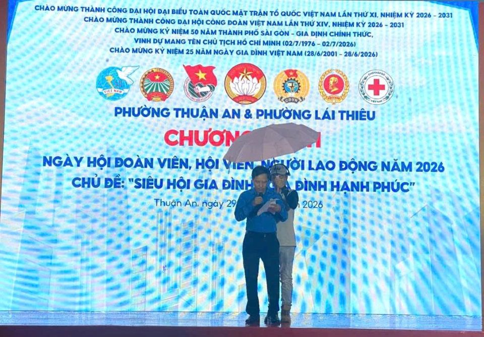 Ông Hà Minh Tuấn, Phó Chủ tịch Ủy ban MTTQ Việt Nam phường, Chủ tịch Công đoàn phường Lái Thiêu phát biểu khởi đầu Ngày hội. Ảnh: BTC.