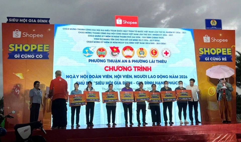 Đại diện Ban Tổ chức trao quà hỗ trợ đoàn viên, người lao động có hoàn cảnh khó khăn tại Ngày hội 