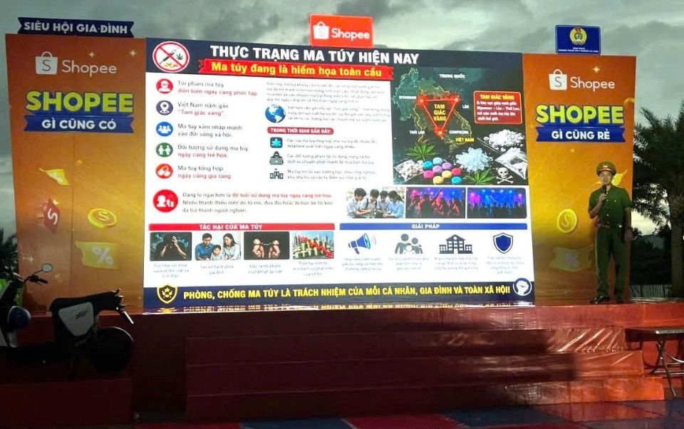 Cán bộ Công an tuyên truyền, phổ biến kiến thức phòng, chống ma túy cho đoàn viên, người lao động và người dân tham dự ngày hội. Ảnh: BTC.