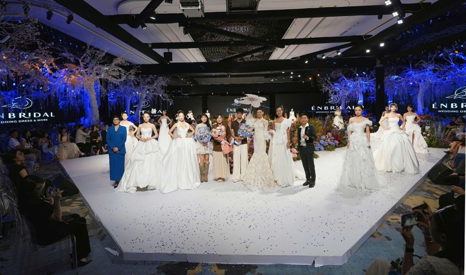 Sâu khấu chính biến thành sàn diễn fashion show chuyên nghiệp của các thương hiệu cưới hàng đầu