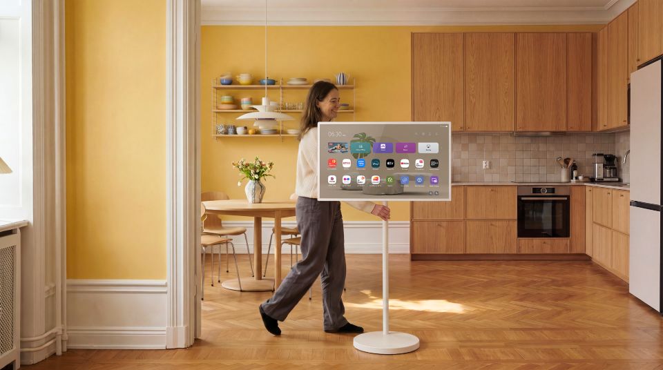StandbyME 2 Max sở hữu màn hình 32 inch 4K UHD cùng thiết kế di động linh hoạt, mang đến trải nghiệm giải trí sống động ở mọi không gian