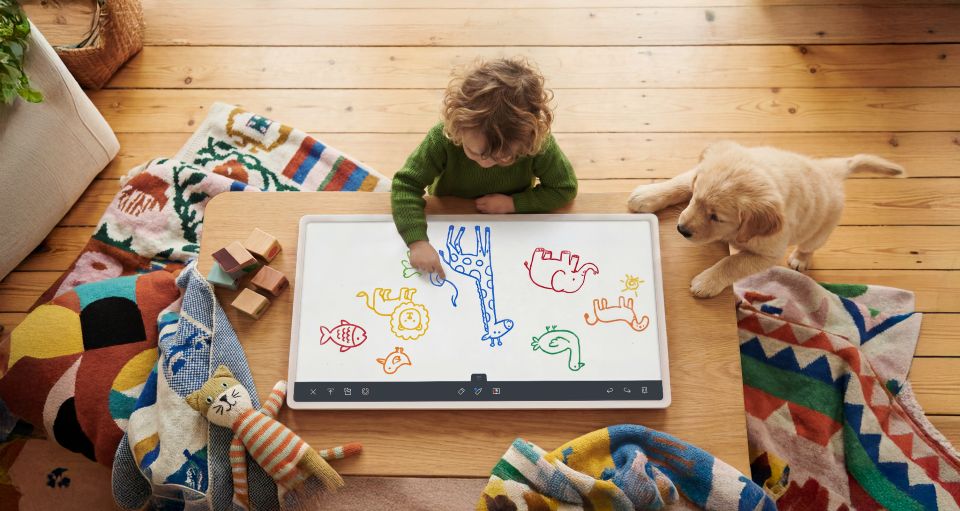 Với Let's Draw và StanbyME Kids, LG StanbyME 2 Max biến mỗi khoảnh khắc bên nhau thành trải nghiệm vừa học vừa chơi cho cả gia đình.hơi.