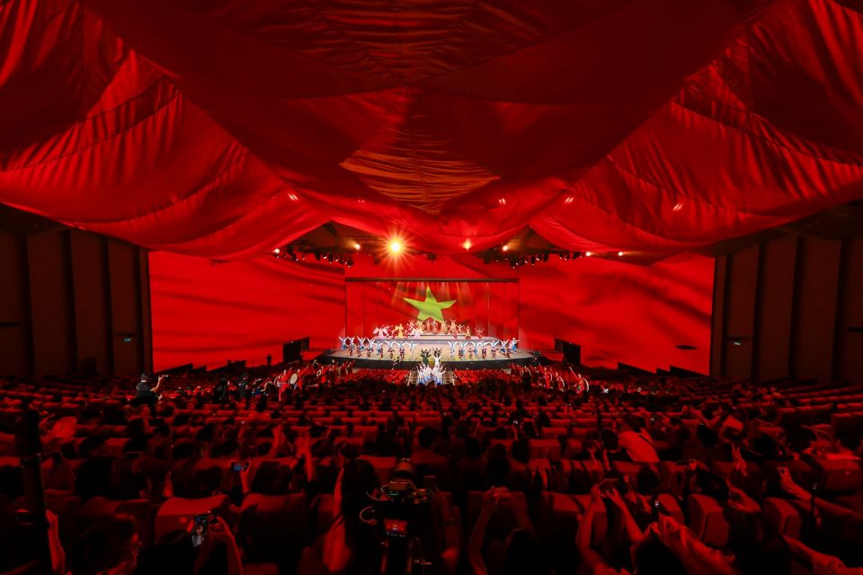 Vingroup tặng 50% giá vé show “Đất Nước Thiên Hùng Ca”-Tri ân người có công, người cao tuổi, học sinh và sinh viên