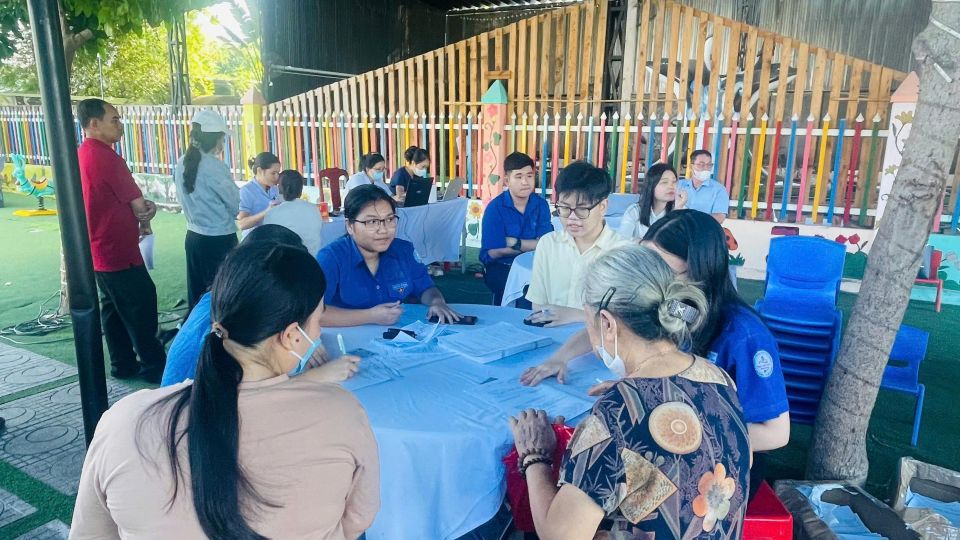 Người dân được các bạn đoàn viên hướng dẫn làm thủ tục đăng ký trước khi tham gia khám.