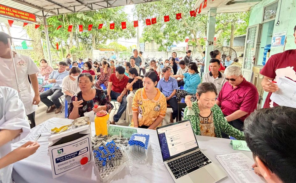 Đông đảo Nhân dân phường Bình Hòa đến khám sức khỏe miễn phí tại Trạm Y tế phường.