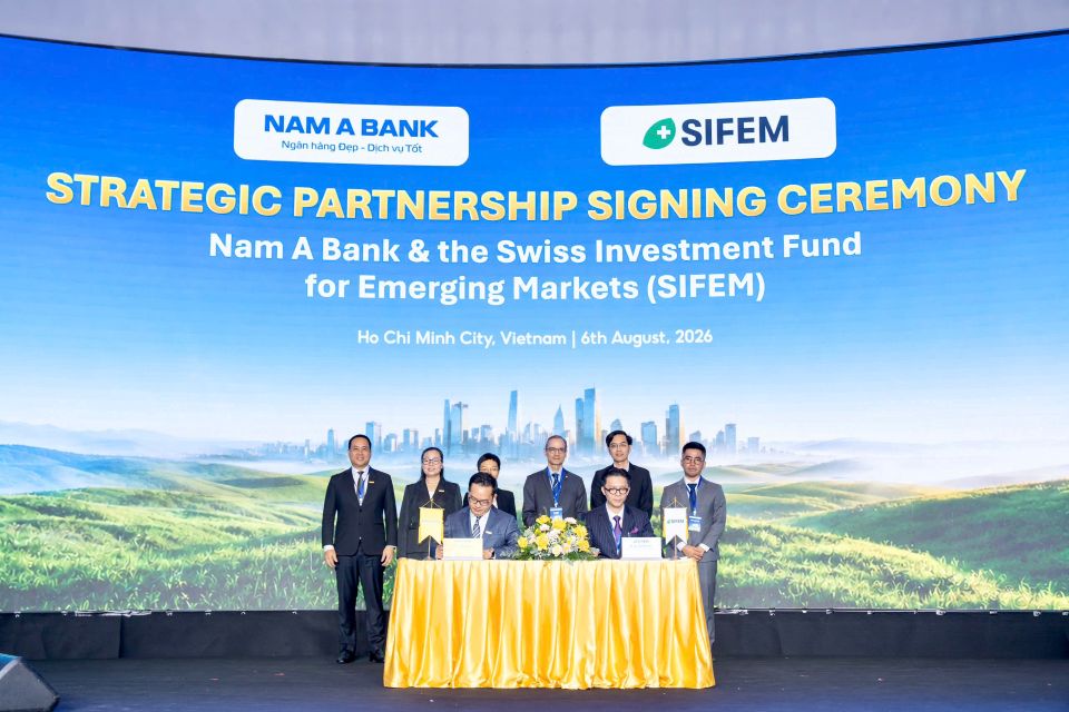 Nam A Bank ký kết thỏa thuận tín dụng xanh quốc tế với SIFEM AG với sự chứng kiến của ông Werner Bardill, Tổng Lãnh sự Thụy Sĩ tại TP HCM.