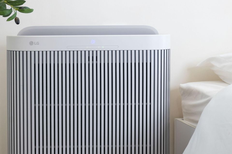 LG PuriCare WallFit trang bị đèn báo chất lượng không khí theo thời gian thực cùng chế độ Sleep vận hành êm ái