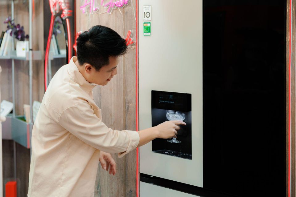 Hệ thống lấy nước và đá thông minh Smart Ice & Water Dispenser cung cấp nước lọc và đá theo lượng cài đặt sẵn
